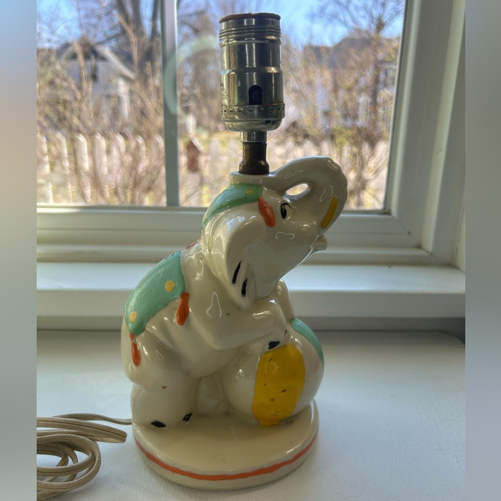Vintage Shawnee ceramic circus elephant w/ ball white/yellow electric lamp